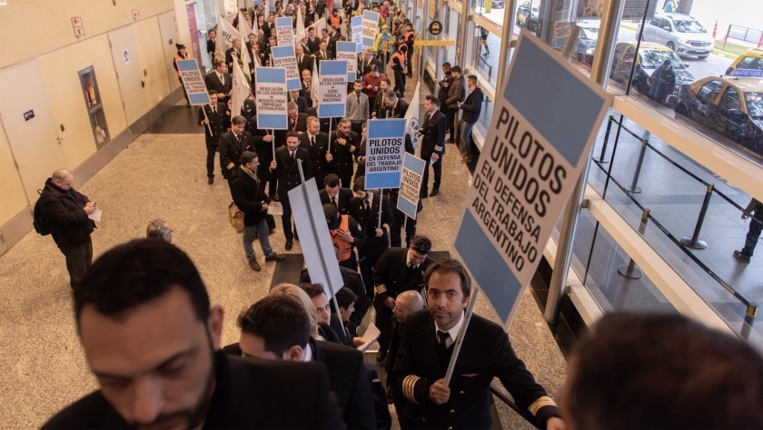 Trabajo dictó la Conciliación Obligatoria a los Controladores Aéreos pero pilotos amenaza otro paro