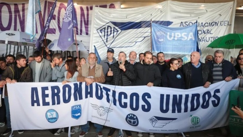 Aeronáuticos toman nuevas medidas de fuerza y advierten por demoras en los aeropuertos